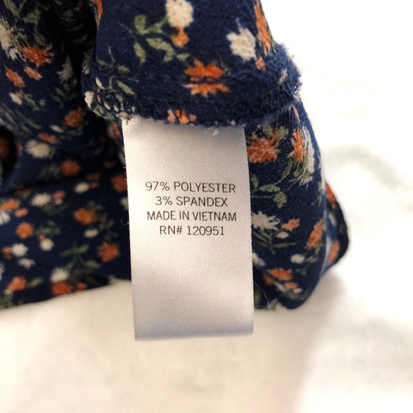 SO Scoopneck Twisted Front Keyhole Back Top in Navy Floral size Small - Picture 11 of 12